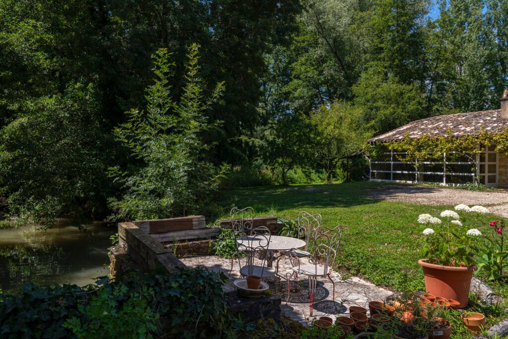 La Terrasse Du Bord De Rivière