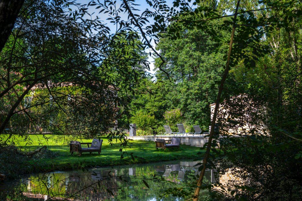 Piscine Au Bord D'étang